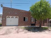 VENDE CASA CON PATIO Y GARAJE!