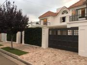 VENDE CASA DE 3 HAB. COCHERA PILETA. B° SANTA GENOVEVA....