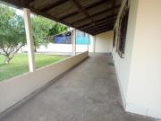 Vende casa, de 3 quartos, terreno muito amplo com...