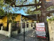 VENDE casa en Barrio Lote 4, esquina sobre asfalto