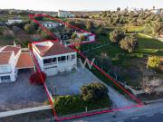 Vende moradia em Albufeira com excelente lote de terreno