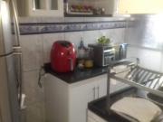Vende se apartamento com 2 dormitórios e ótima localização