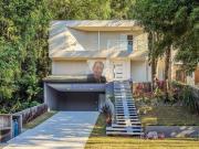 Vende se Casa 3DORM/1suíte, Área Gourmet, no Cond. Vila...