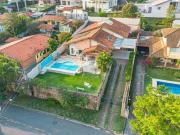 Vende se casa térrea, com 3 suítes, piscina, sauna e...