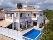VENDE SE MORADIA TRADICIONAL V4 COM PISCINA AQUECIDA NOS...