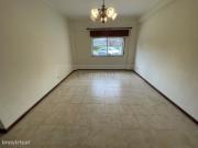 Vende se T3 totalmente remodelado, com marquise em Loures