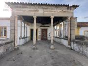 Vende se um conjunto único de quatro imóveis,...