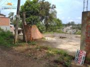 Vende se um terreno com duas casas