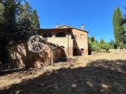 Vendesi a Chiusi Si, grande porzione di casale di circa...