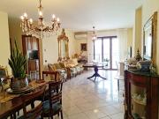 VENDESI AMPIO E LUMINOSO APPARTAMENTO CON ASCENSORE VIA...