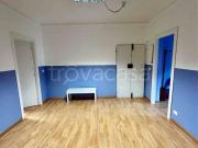 Vendesi appartamento a Genova via Walter Fillak,...