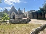 Vendesi bellissimo complesso di trulli e lamie...