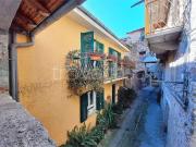 Vendesi casa indipendente a Cosio d'Arroscia via...