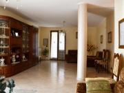 VENDESI CASA INDIPENDENTE CON GIARDINO RIF. V59