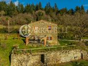 Vendesi casale a Cortona