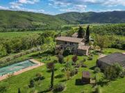 Vendesi casale a Pierle, Cortona