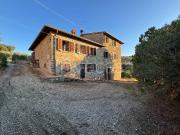 Vendesi casale ad Arezzo via delle Corticelle, 11,...