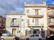 VENDESI PALAZZO INDIPENDENTE CON LOCALE COMMERCIALE VIA...