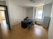 Vendesi quadrilocale a Padova via Roma, 41, Piazze Duomo