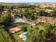 Vendesi rustico/casale/corte a Castiglione del Lago via...