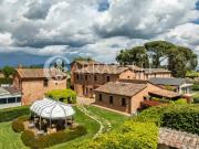 Vendesi rustico/casale/corte a Castiglione del Lago via...