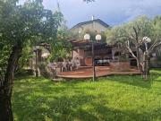 Vendesi villa a schiera a Carrara