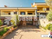 Vendesi villa a schiera a Guidonia Montecelio via...