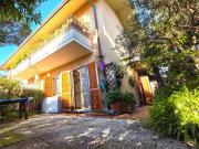 Vendesi villa a schiera a Massa via Podenzana, Marina Di...
