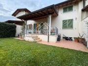 Vendesi villa a schiera a Pietrasanta via Umbria
