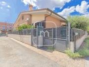 Vendesi villa a schiera a Roma via della Riserva Nuova,...