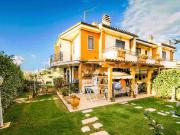 Vendesi villa a schiera a Roma via Mario Gentilini,...