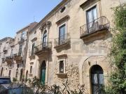 Vendesi casa indipendente a Siracusa via vittorio...