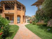 Vendesi villa a schiera ad Arzachena via Li Scali