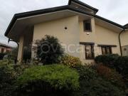 Vendesi villa bifamiliare a Cirimido viale Vittorio...