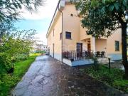 Vendesi villa bifamiliare a Foligno