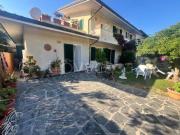 Vendesi villa bifamiliare a Forte dei Marmi