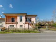 Vendesi villa bifamiliare a Lucca via Pisana, Montuolo