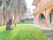 Vendesi villa bifamiliare a Pomezia via Mar Caspio,...