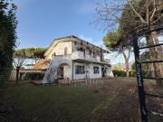 Vendesi villa bifamiliare a Roma Imperiale, Forte dei Marmi