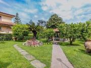 Vendesi villa bifamiliare a Roma via alessandro...