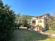 Vendesi villa singola a Carrara