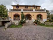 Vendesi villa singola a Fara in Sabina via Enrico iv,...