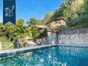 Vendesi villa singola a Pietrasanta