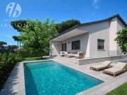 Vendesi villa singola a Pietrasanta via Cortona