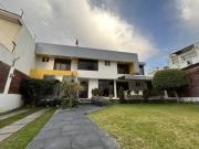 VENDO AMPLIA CASA EN URBANIZACION PRIVADA DE PARTE BAJA...