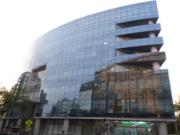 VENDO AMPLIA OFICINA EN EXCLUSIVO EDIFICIO EMPRESARIAL...
