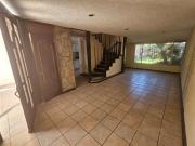 Vendo amplia y cómoda casa en privada con amplio jardín...