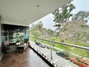 Vendo amplio e iluminado departamento frente a parque...