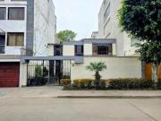 VENDO BELLA CASA DE 300 M2 DE TERRENO URB LOS ROSALES...