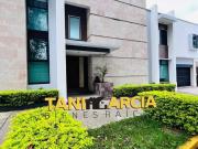 Vendo Bella y Moderna Casa, frente a Plaza Shangrila,...